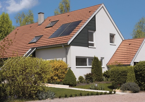 aranżacja kolektorów słonecznych na dachu skośnym 